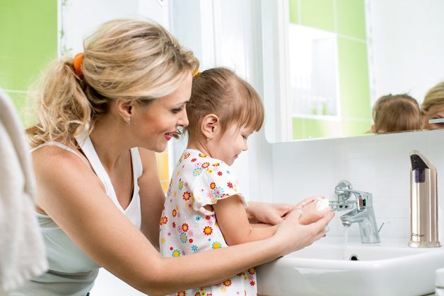 Bệnh tay chân miệng lây như thế nào?