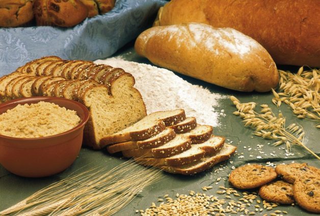 Bệnh nhận bị trào ngược dạ dày nên ăn bánh mì được làm từ ngũ cốc nguyên chất, tránh ăn bánh mì ngọt nhiều đường