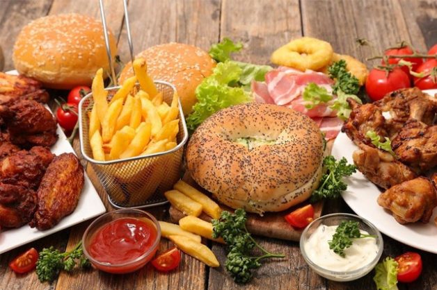 Đồ ăn giàu chất béo có thể làm trầm trọng hơn triệu chứng trào ngược dạ dày - thực quản.