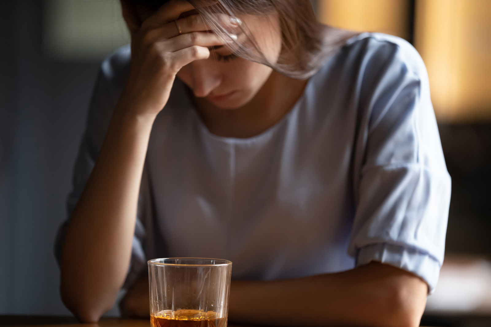 Không uống rượu trong thời gian điều trị viêm âm đạo do nhiễm trichomonas vì có thể gây buồn nôn, chuột rút, đau đầu