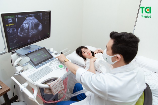Siêu âm sẽ xác định trí của thai nhi, xác định tuổi thai và nhịp tim của thai nhi (nếu có)