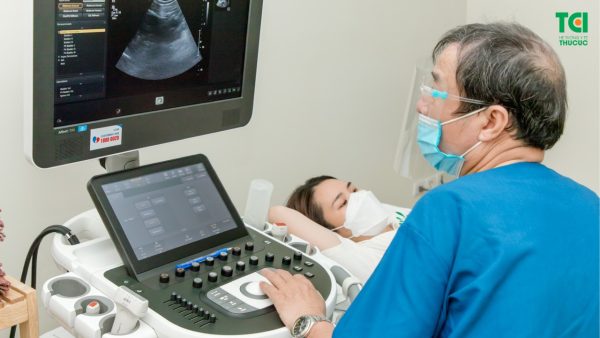 Chị em cần thường xuyên thực hiện khám, kiểm tra tình trạng sức khỏe buồng trứng, nhất là khi đã phát hiện sự tồn tại của khối u