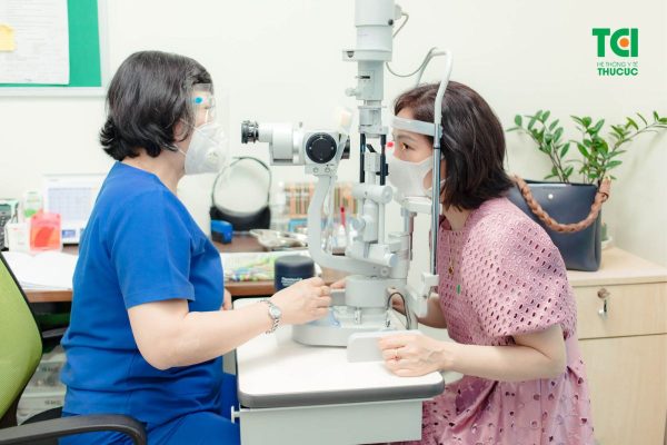 Tái khám mắt sau phẫu thuật phaco điều trị đục thủy tinh thể