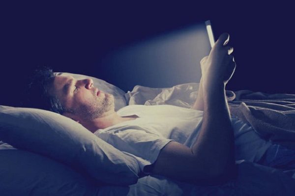 Ánh sáng xanh từ điện thoại khiến người già khó ngủ 