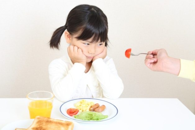 Trẻ biếng ăn vì dính thắng lưỡi