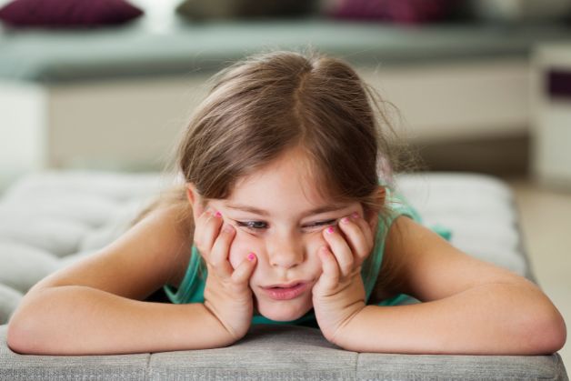 Trẻ bị táo bón ảnh hưởng đến tâm lý