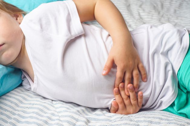 dấu hiệu nhận biết trẻ bị táo bón
