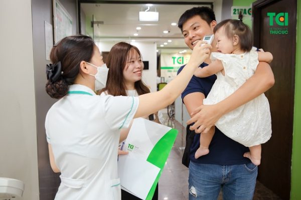 khám sức khỏe cho trẻ