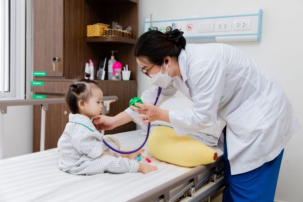 Điều trị viêm thanh khí phế quản cho trẻ tuân thủ theo phác đồ bác sĩ chỉ định