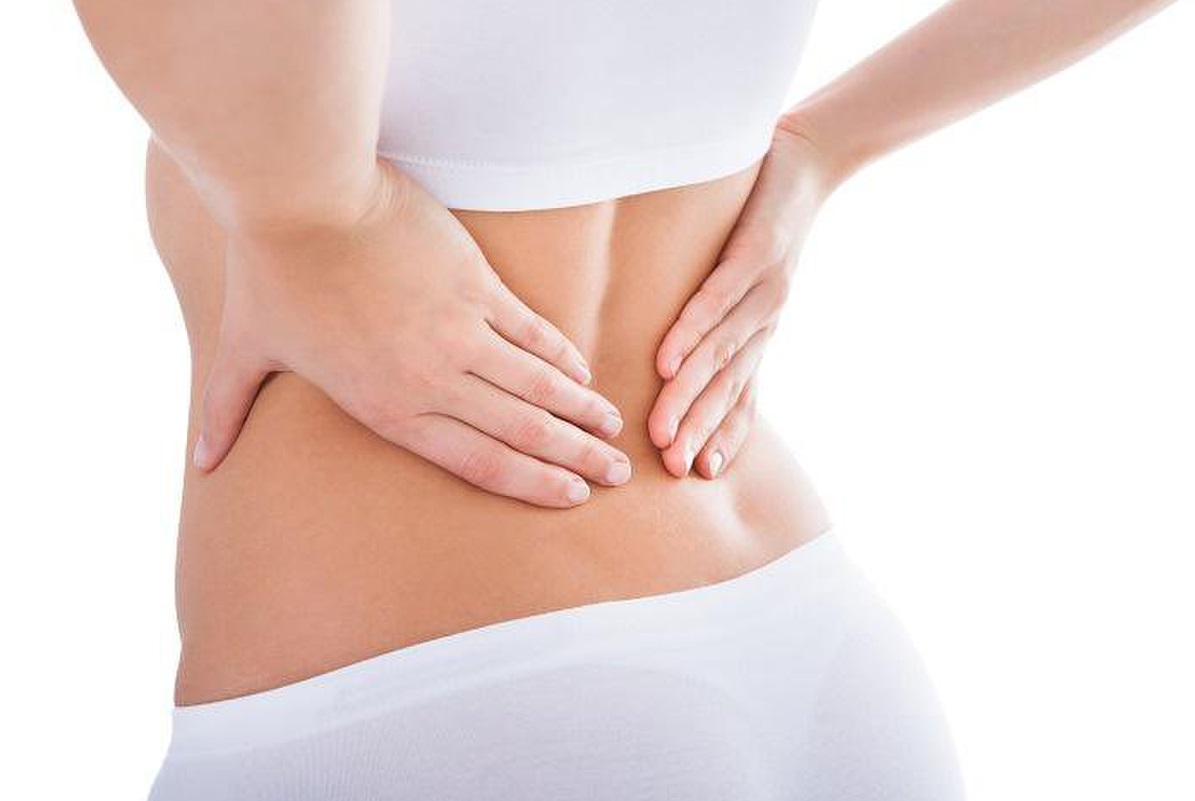 Đau vùng thắt lưng, đau vùng chậu hoặc vùng đùi là một trong những triệu chứng của u nang buồng trứng
