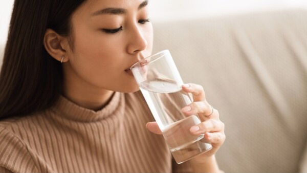 Uống 1 cốc nước ấm giảm đau dạ dày