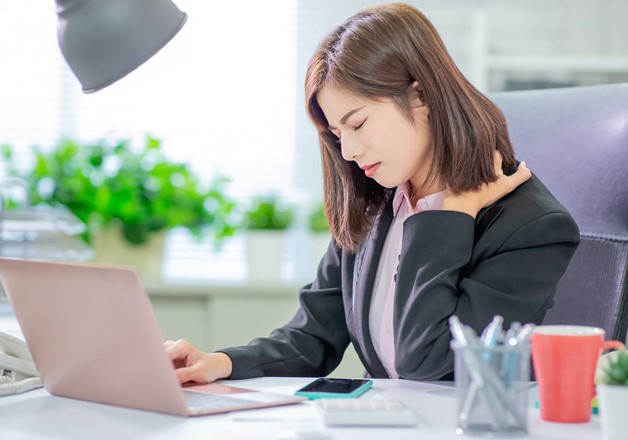 thoái hóa cột sống cổ và thắt lưng với người làm việc văn phòng