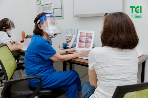 Người bệnh cần được tư vấn điều trị viêm âm đạo có biểu hiện nặng từ sớm, hạn chế tình trạng biến chứng, viêm nhiễm lan rộng