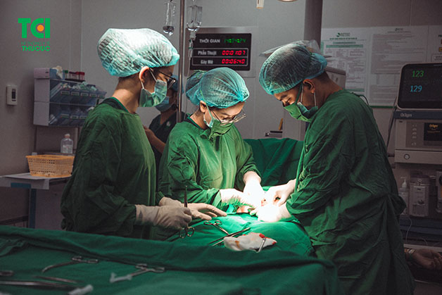 Trong quá trình sinh, thai phụ có thể bị mất máu nhiều, khiến sau sinh quá trình co hồi của tử cung bị hạn chế, dẫn tới bế sản dịch