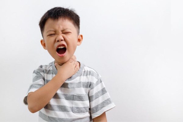 Trẻ mắc bệnh thường bị đau họng nhiều, sưng đỏ amidan, sốt cao…