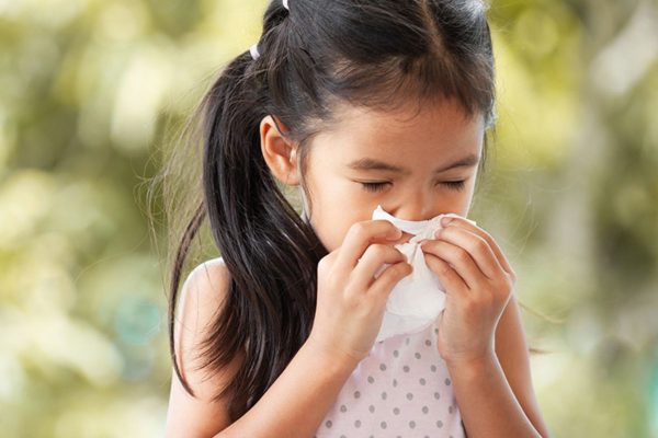 Cha mẹ có thể nhận biết bệnh lý ở trẻ thông qua dấu hiệu như ho, khò khè, khó thở, sốt nhẹ...