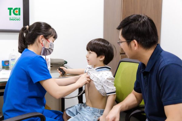 Đưa trẻ đi khám lại ngay nếu có dấu hiệu bất thường để được xử trí