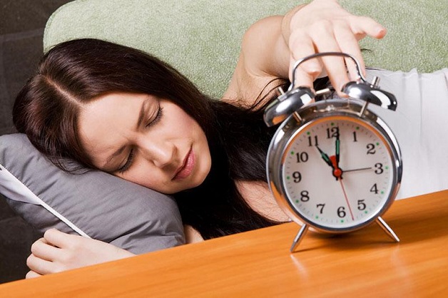 Mất ngủ sau sinh khiến mẹ hay bị thức giấc giữa đêm và khó ngủ lại được