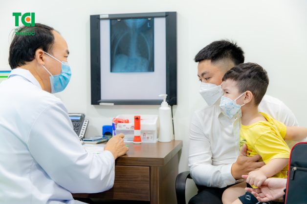 Cách xử lý khi bị tiêu chảy cấp đúng đắn là cho trẻ thăm khám với chuyên gia