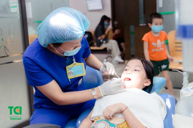 Chăm sóc răng miệng ở trẻ nhỏ tốt hơn cùng bác sĩ nha khoa