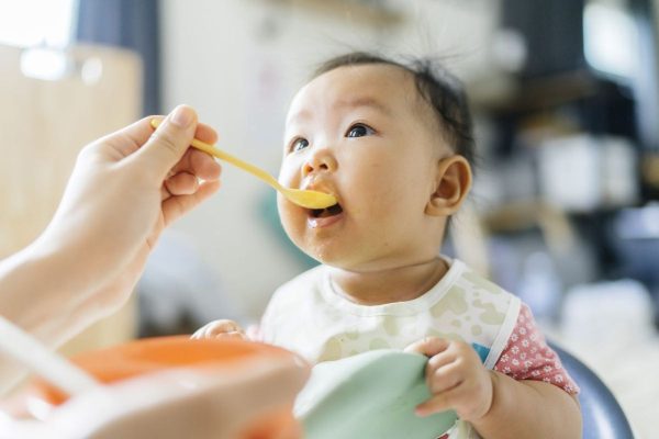 Chăm sóc trẻ tiêu chảy cấp đúng cách bằng việc cho trẻ ăn chế độ hợp lý, theo dõi sát sao và đưa trẻ đi khám lại khi có dấu hiệu bất thường...
