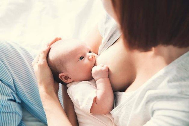 Chữa tắc tia sữa vón cục bằng cách cho bé bú thường xuyên