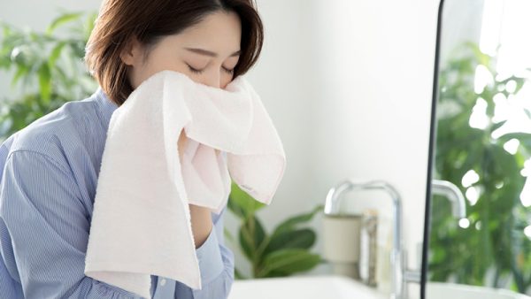 Chườm khăn ấm giúp hạ sốt