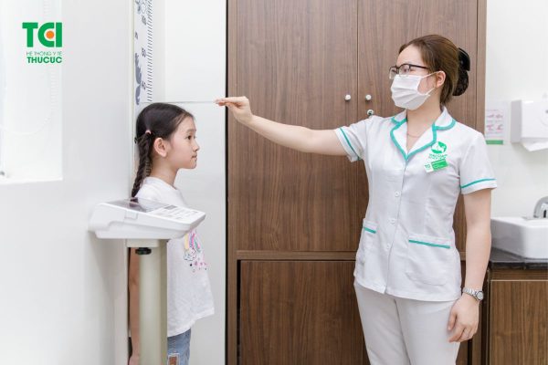 Dấu hiệu trẻ còi xương suy dinh dưỡng thường là chậm phát triển về chiều cao, cân nặng, người mệt mỏi....
