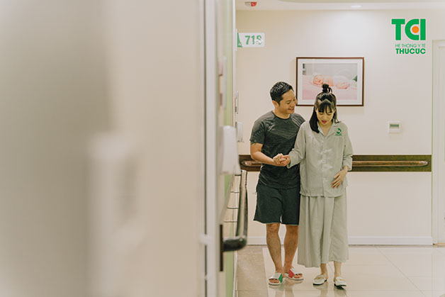 Sản phụ đẻ thường xong có nên đi lại? Các mẹ có thể đi lại nhẹ nhàng, từng chút một để cơ thể chóng phục hồi, ổn định hơn
