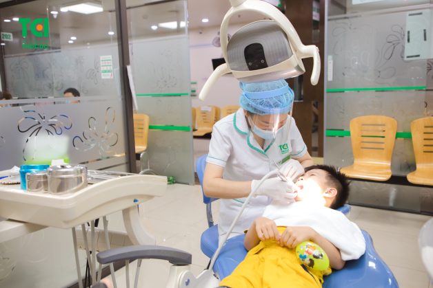Cần điều trị tuỷ răng cho bé kịp thời. 
