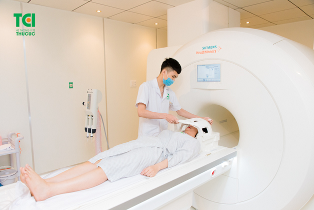 khám đau đầu bằng chụp cộng hưởng từ não tại Thu Cúc TCI