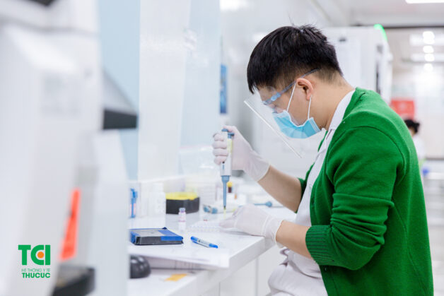 Các mẫu xét nghiệm sau khi được thu thập sẽ đưa vào máy để phân tích kết quả