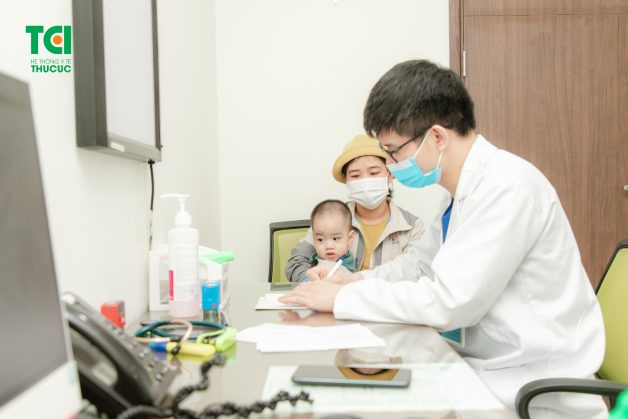 Cho trẻ thăm khám với chuyên gia ngay khi trẻ có dấu hiệu quai bị