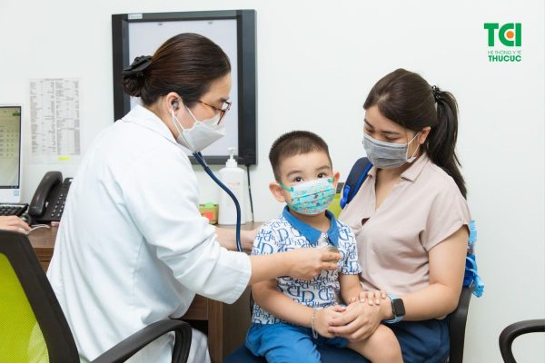 Xây dựng chế độ sinh hoạt lành mạnh, tiêm chủng và đưa trẻ đi khám sức khỏe thường xuyên để phòng bệnh đúng cách