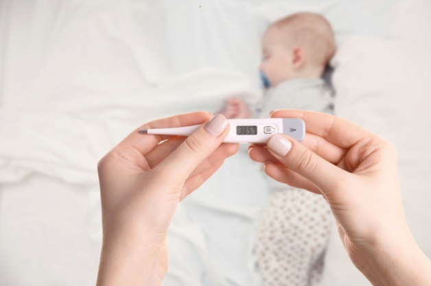 Trẻ bị sốt là một trong nhiều biểu hiện của viêm đường hô hấp trên