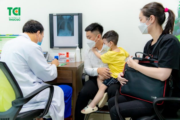 Để trẻ được chỉ định phương pháp điều trị phù hợp, cho trẻ thăm khám với chuyên gia