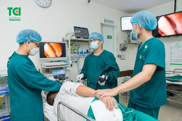 Các bác sĩ đang tiến hành nội soi bằng ống mềm