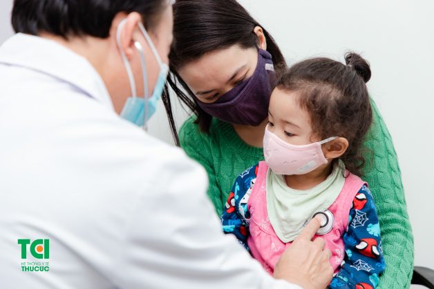 Đưa trẻ đến cơ sở y tế là cách duy nhất để kịp thời phát hiện và tích cực chăm sóc các trẻ có dấu hiệu biến chứng.