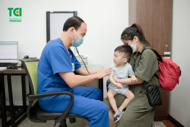 Cho trẻ thăm khám với chuyên gia khi các dấu hiệu quai bị xuất hiện