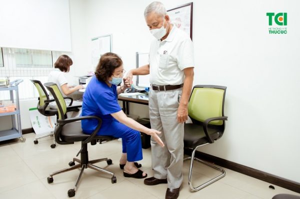 Thăm khám thoái hóa cột sống thoát vị đĩa đệm ở Thu Cúc TCI