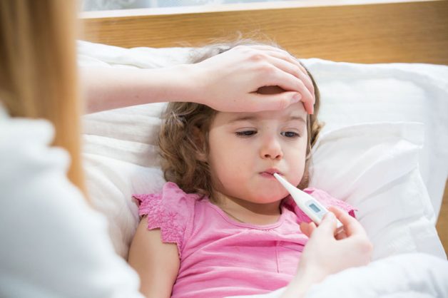 Sốt là một trong những triệu chứng của viêm Amidan
