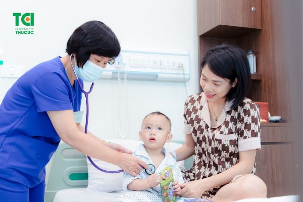 Điều trị hen phế quản cho trẻ bằng các loại thuốc theo chỉ định của bác sĩ