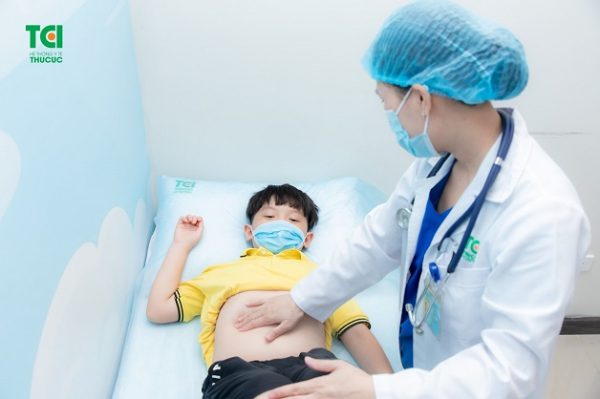 Hãy đi khám khi có những triệu chứng bệnh sán lá gan như đau bụng, khó chịu, sốt...