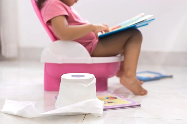 Đi ngoài phân lỏng nhiều lần, đau bụng, nôn ói... là các triệu chứng tiêu chảy cấp ở trẻ em