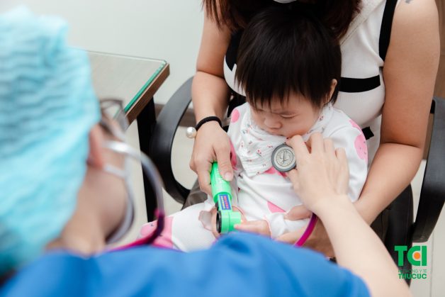 Cho trẻ đến cơ sở y tế gần nhất để trẻ được thăm khám lâm sàng và cận lâm sàng