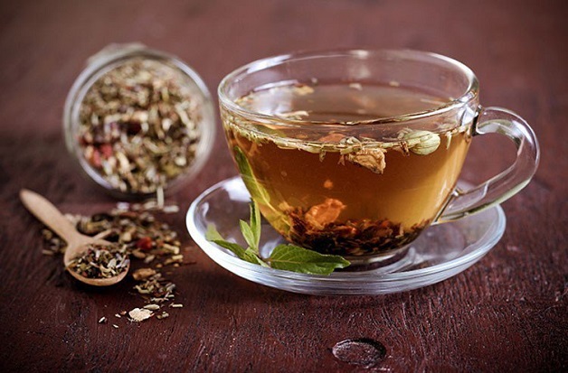 Người bệnh có thể uống trà để giảm cơn đau