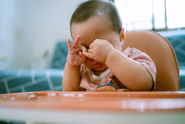 Triệu chứng cho thấy bé bị viêm bờ mi mắt.