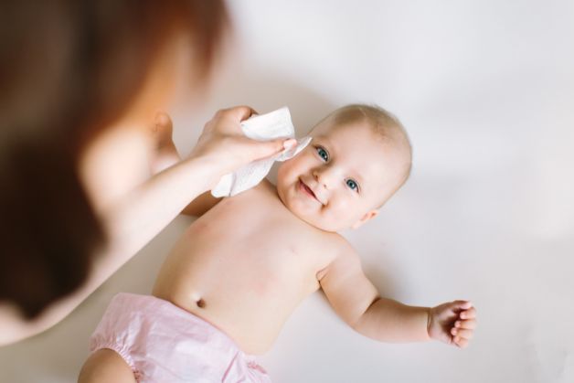 Chăm sóc khi bé bị viêm bờ mi mắt.