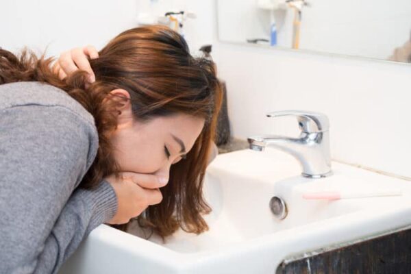 trào ngược dạ dày gây mệt mỏi có thể do buồn nôn và nôn nhiều lần