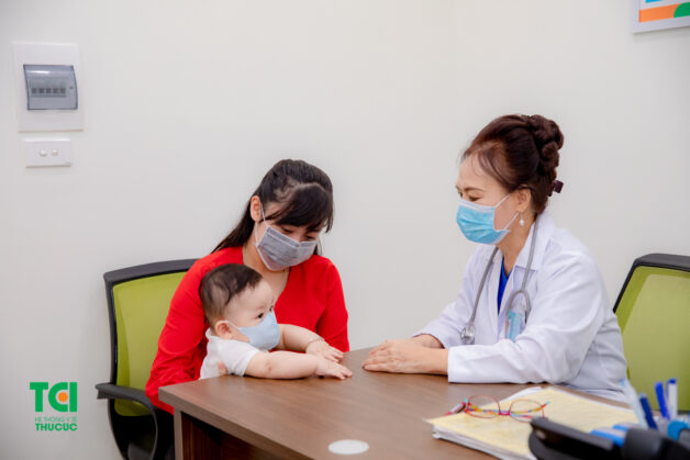 Cho trẻ thăm khám với chuyên gia để được hướng dẫn chi tiết cách phòng tránh còi xương